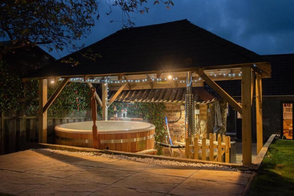 East Cottage * Wood Burning Hot Tub * Garden Сент-Ендрюс Екстер'єр фото